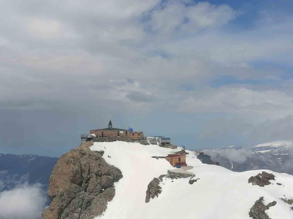 Karadeniz’de 4 metrelik kar temizlendi! Yol ulaşıma açıldı