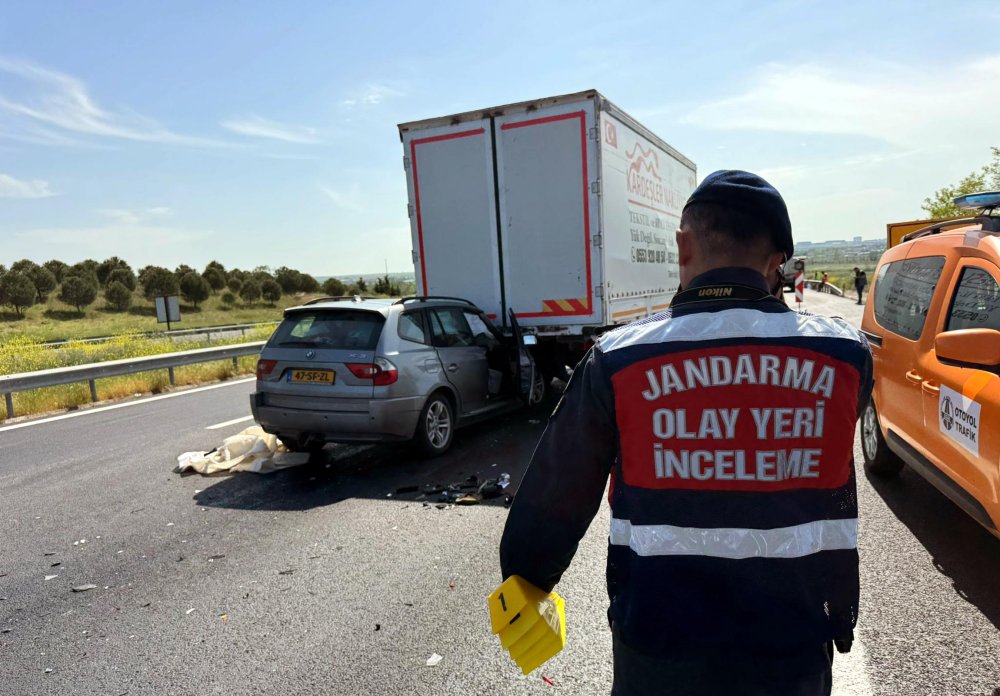 TEM'de korkutan kaza! Cip, kamyona çarptı: Yaralılar var