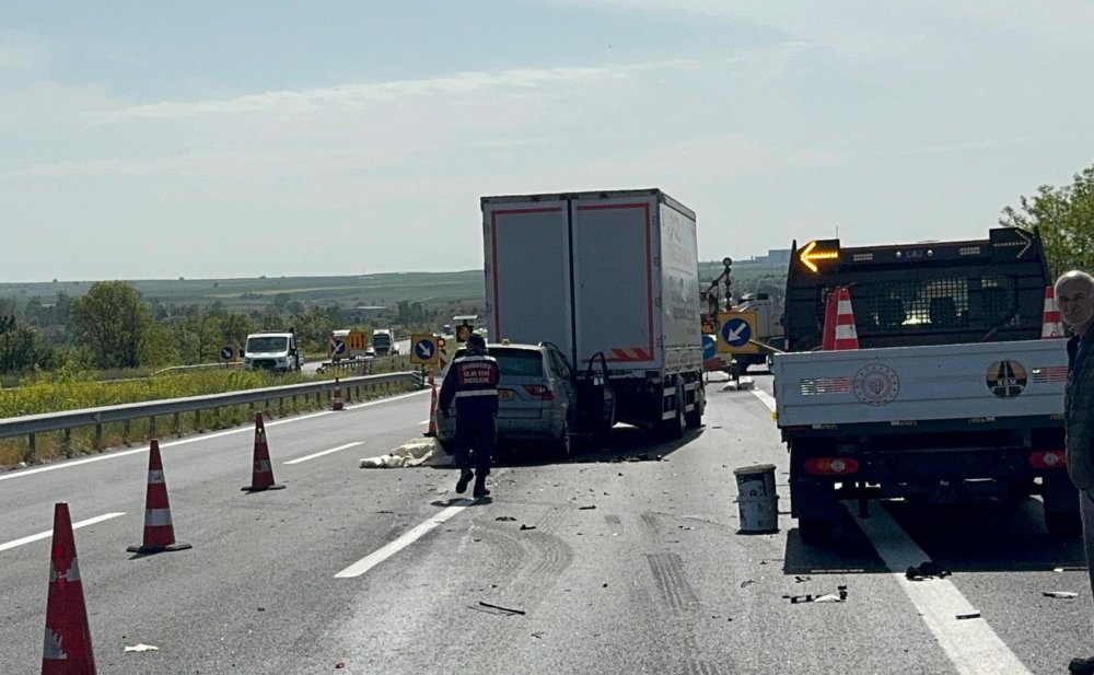 TEM'de korkutan kaza! Cip, kamyona çarptı: Yaralılar var