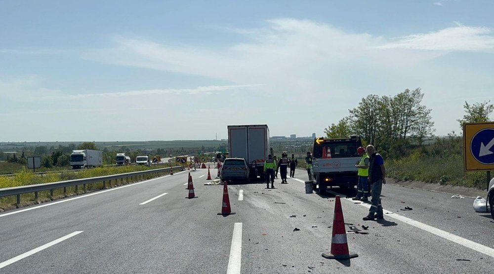 TEM'de korkutan kaza! Cip, kamyona çarptı: Yaralılar var
