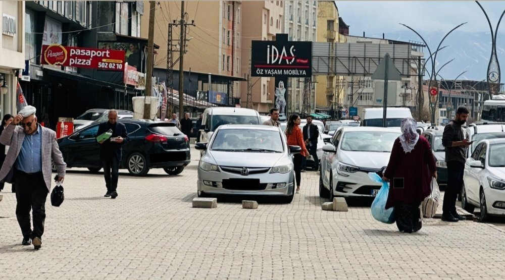 Yüksekova’da park sorunu giderek büyüyor! Vatandaşlar isyanda