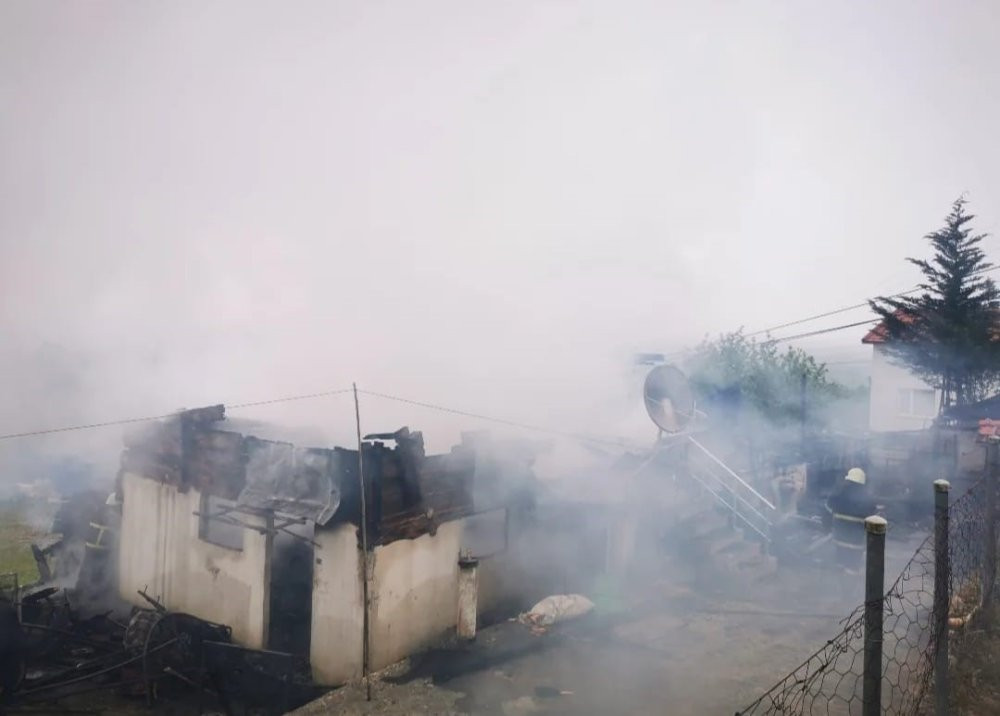 Ahşap yangında küle öndü!