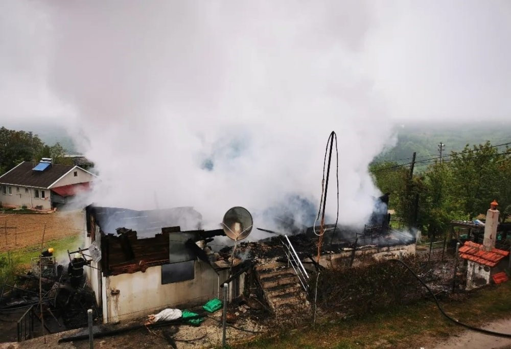 Ahşap yangında küle öndü!