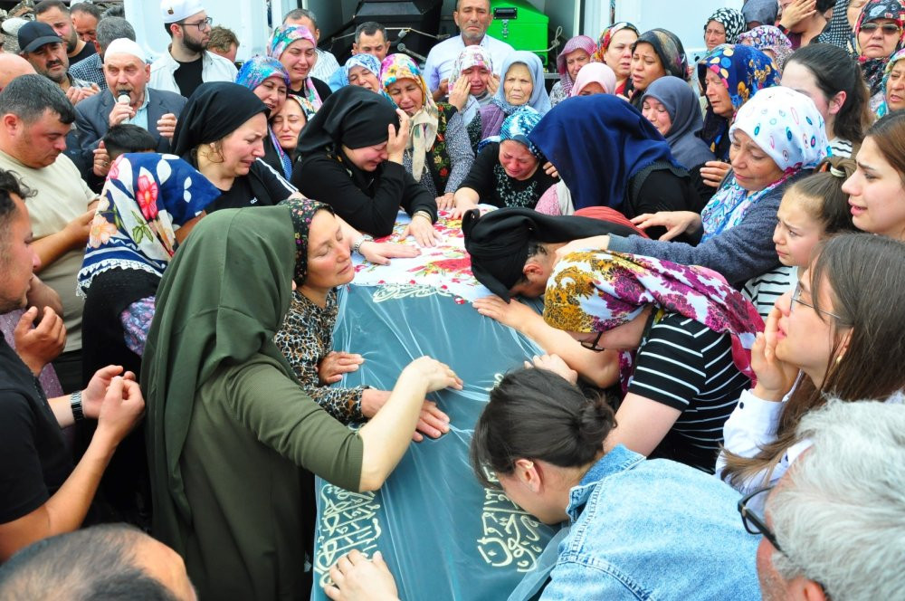 Annesinin feryadı yürekleri dağladı! Tabutun üstündeki sır