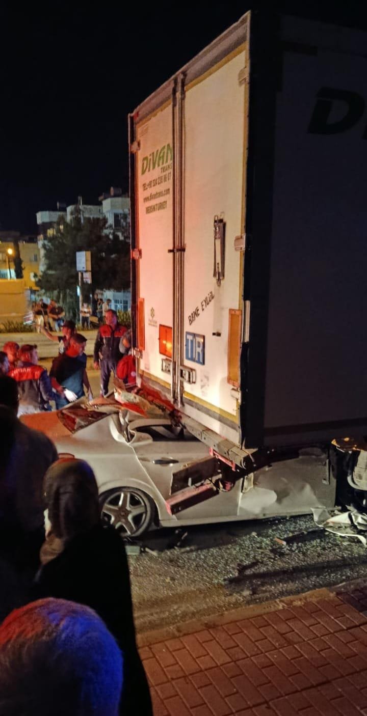 Mersin'de otomobil, park halindeki TIR'a çarptı! Ölüler var