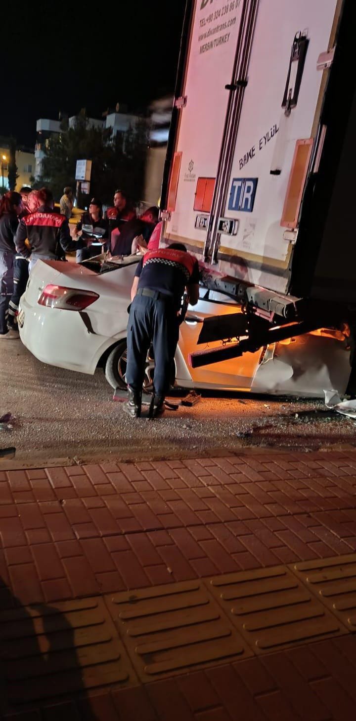 Mersin'de otomobil, park halindeki TIR'a çarptı! Ölüler var