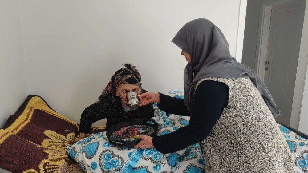 102 yaşındaki Kezik nineye çocukları gözü gibi bakıyor