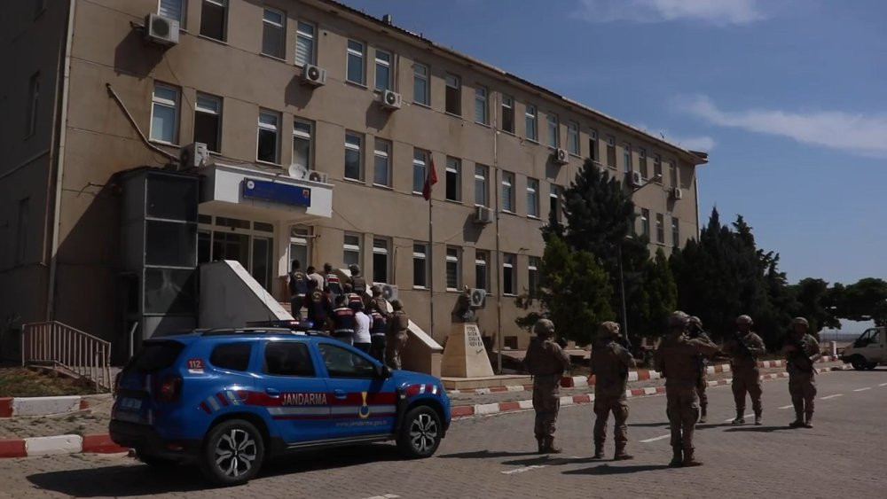 Jandarma depoyu bastı: 34 milyonluk malzeme ele geçirildi