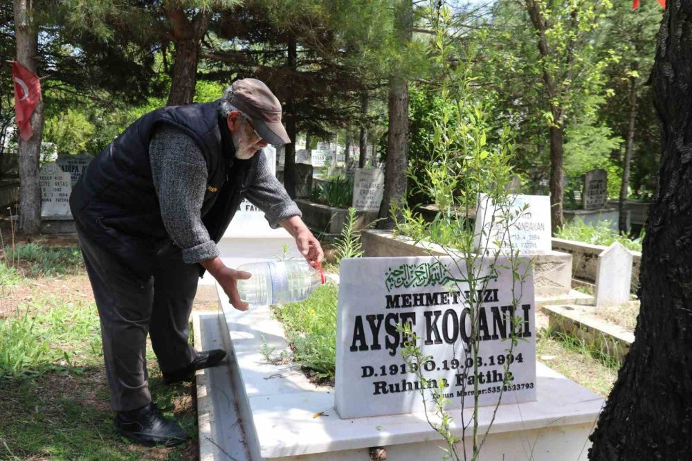 Mezar taşını öpen annenin acısı yürek yaktı! Mezarlıkta duygusal anlar yaşandı
