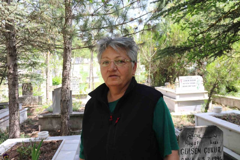 Mezar taşını öpen annenin acısı yürek yaktı! Mezarlıkta duygusal anlar yaşandı