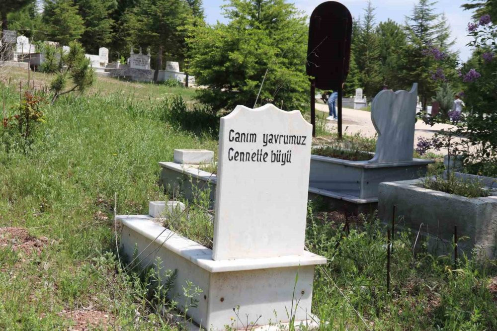 Mezar taşını öpen annenin acısı yürek yaktı! Mezarlıkta duygusal anlar yaşandı