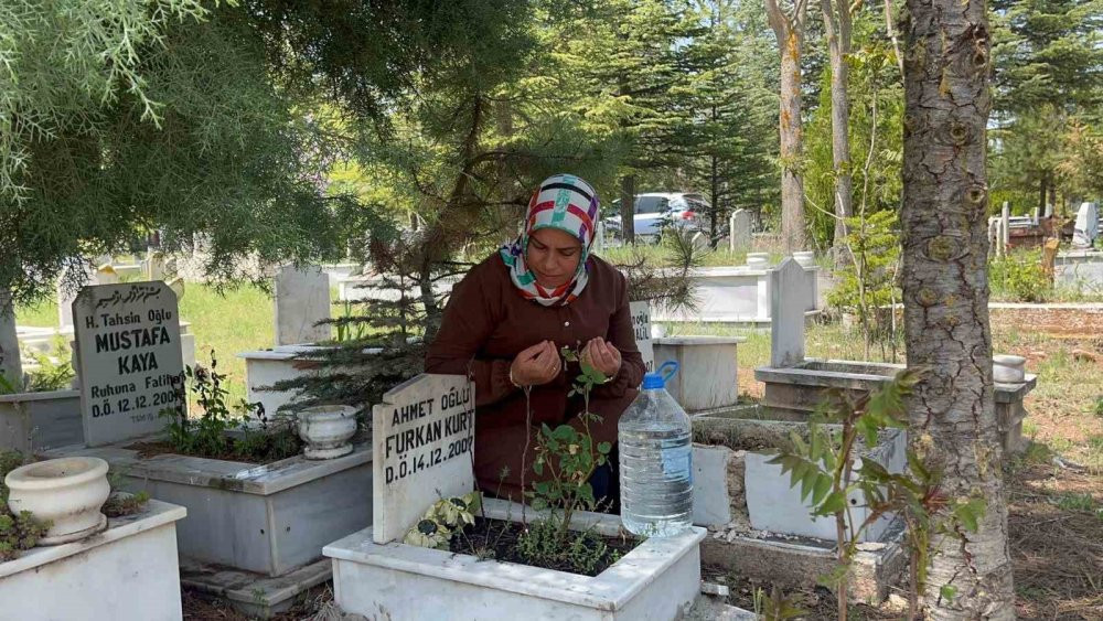 Mezar taşını öpen annenin acısı yürek yaktı! Mezarlıkta duygusal anlar yaşandı