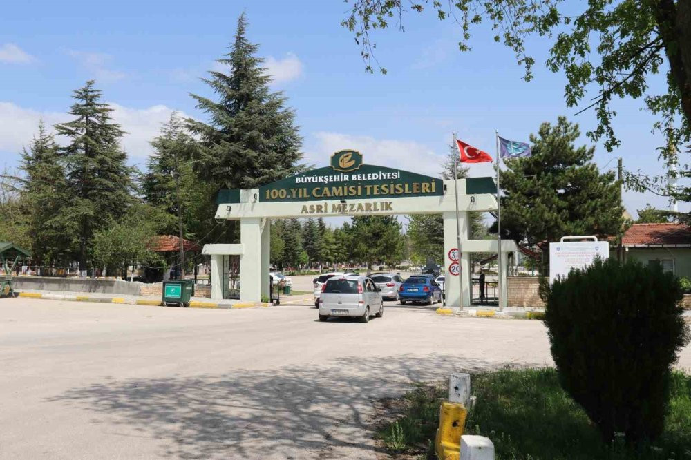 Mezar taşını öpen annenin acısı yürek yaktı! Mezarlıkta duygusal anlar yaşandı