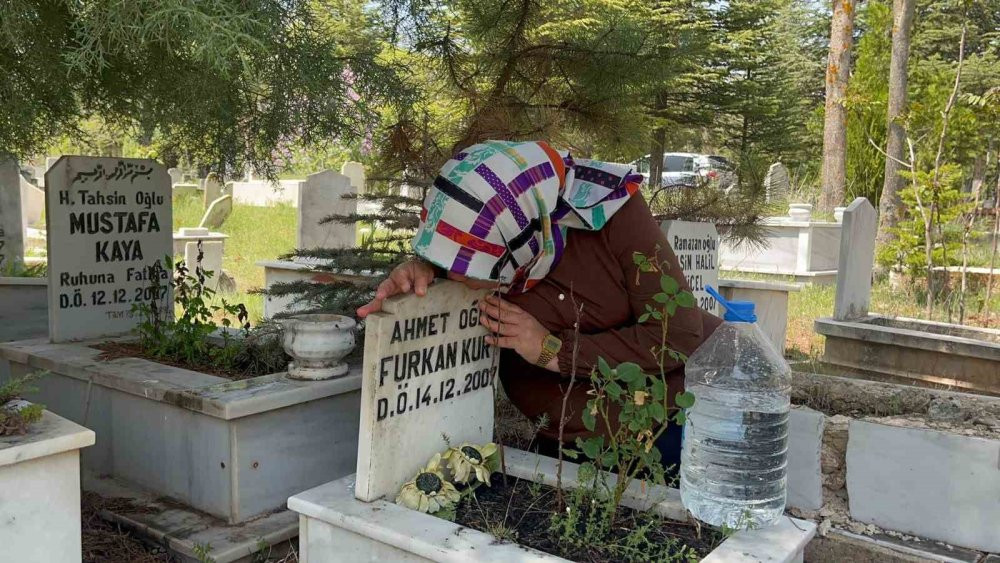 Mezar taşını öpen annenin acısı yürek yaktı! Mezarlıkta duygusal anlar yaşandı