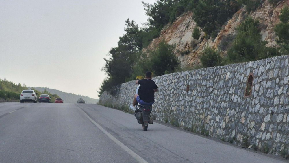 Otoyolda motosikletçi yürekleri ağza getirdi
