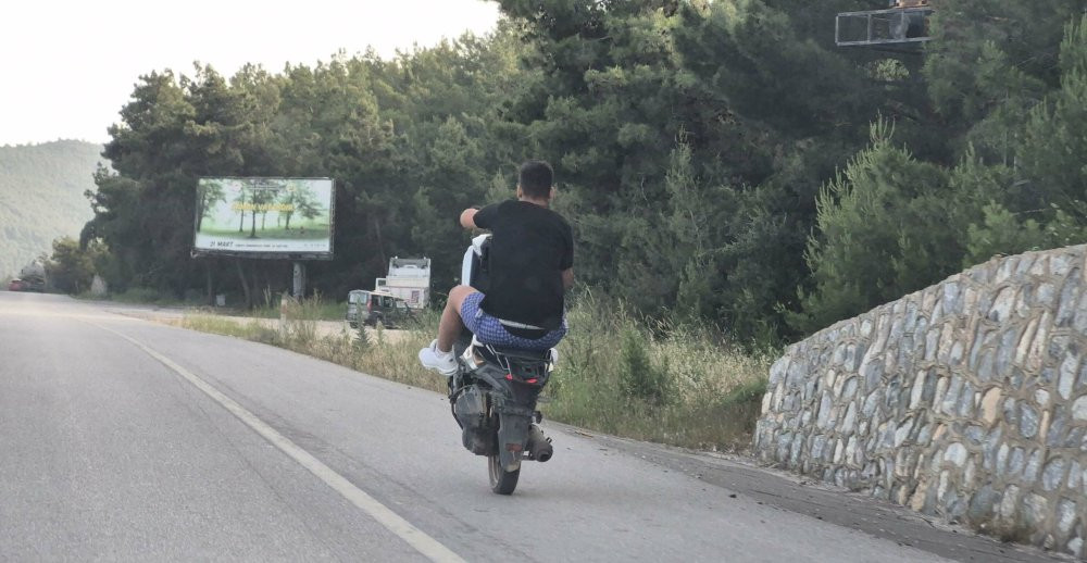 Otoyolda motosikletçi yürekleri ağza getirdi