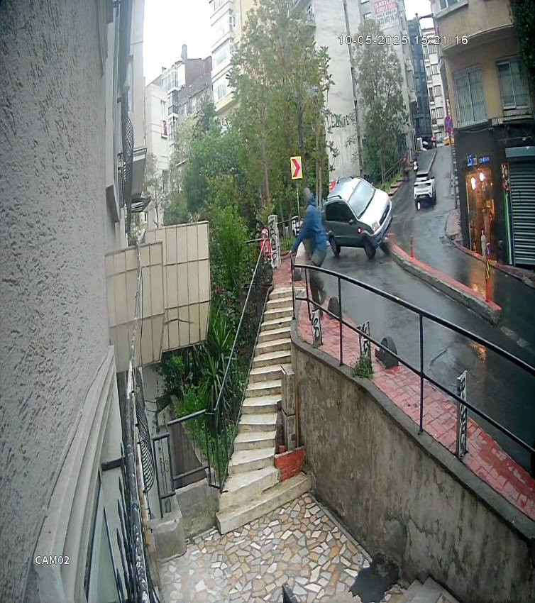 Yaya ölümden saniyelerle kurtuldu! Otomobil refüje çarpıp takla attı