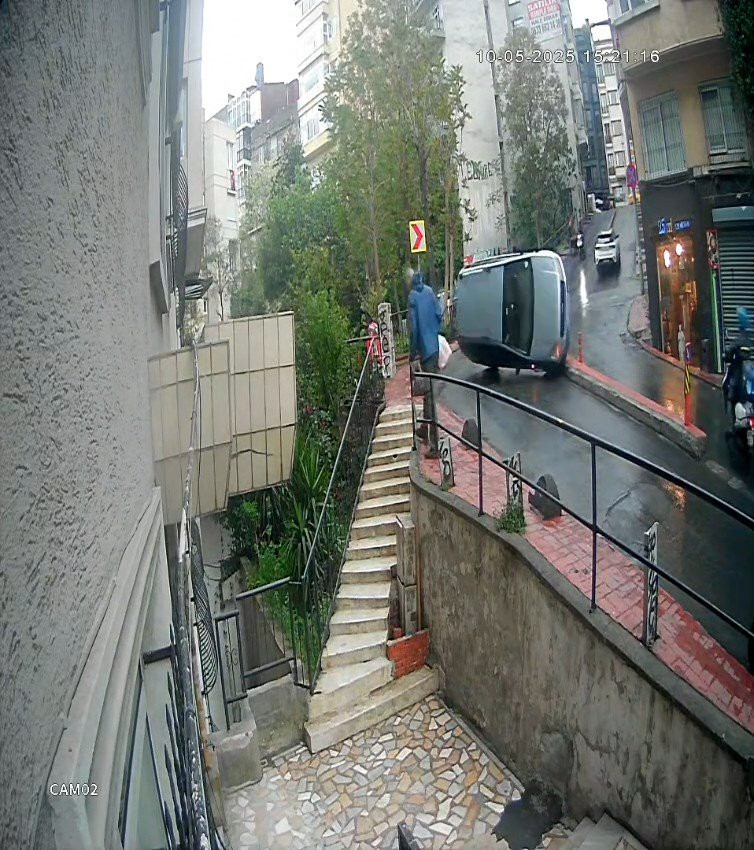 Yaya ölümden saniyelerle kurtuldu! Otomobil refüje çarpıp takla attı