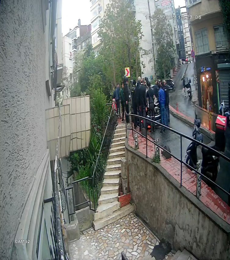 Yaya ölümden saniyelerle kurtuldu! Otomobil refüje çarpıp takla attı