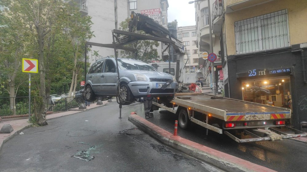 Yaya ölümden saniyelerle kurtuldu! Otomobil refüje çarpıp takla attı