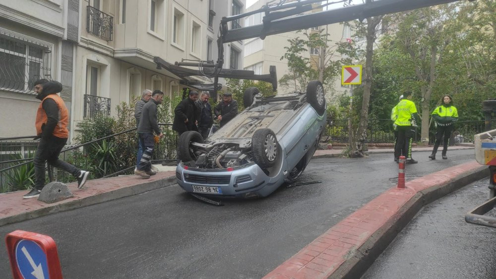 Yaya ölümden saniyelerle kurtuldu! Otomobil refüje çarpıp takla attı