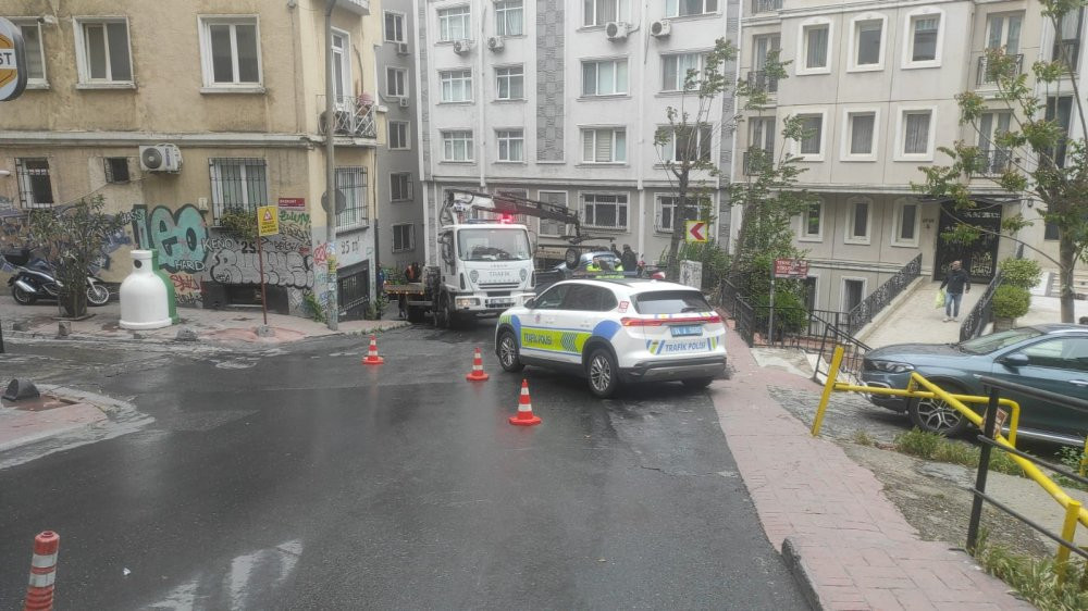 Yaya ölümden saniyelerle kurtuldu! Otomobil refüje çarpıp takla attı