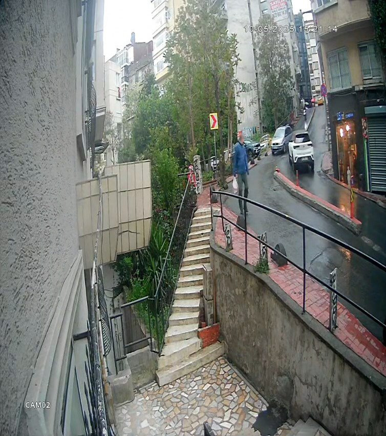 Yaya ölümden saniyelerle kurtuldu! Otomobil refüje çarpıp takla attı