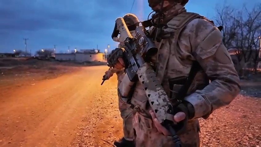 Diyarbakır'da 1 milyon 400 bin kök Hint keneviri ve skunk ele geçirildi