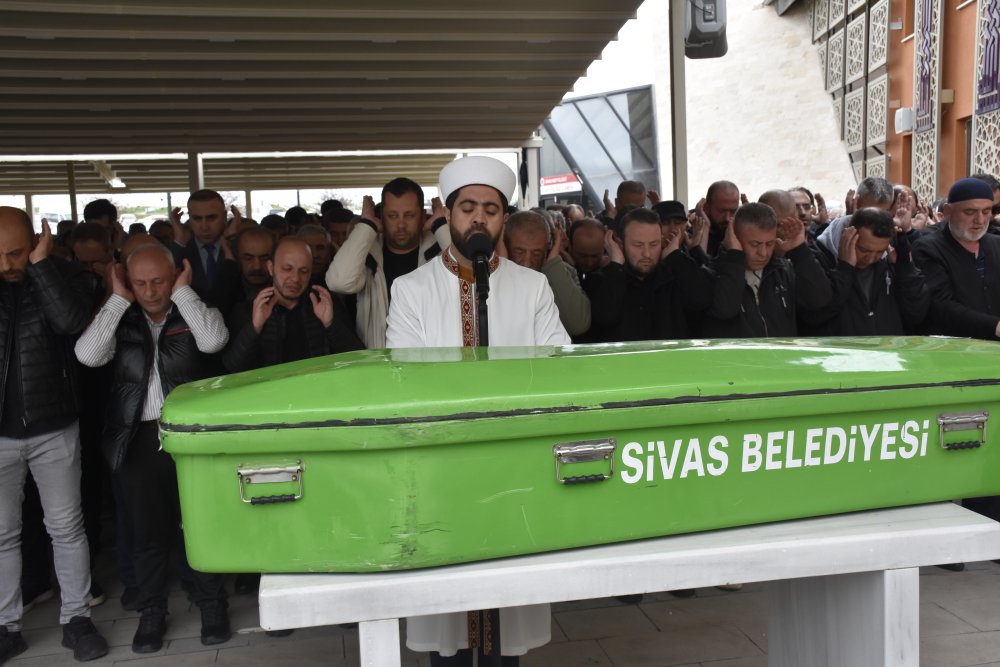 Metrobüs kazasında hayatını kaybetmişti! Son yolculuğuna uğurlandı... Yakınları gözyaşlarına boğuldu