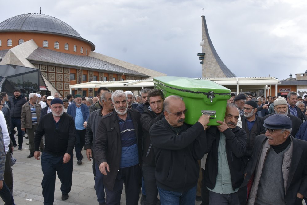 Metrobüs kazasında hayatını kaybetmişti! Son yolculuğuna uğurlandı... Yakınları gözyaşlarına boğuldu