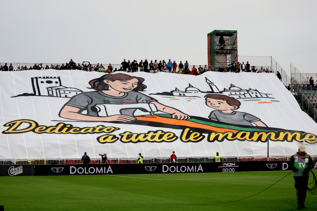 venezia-fans-mothers-day-tifo.jpg
