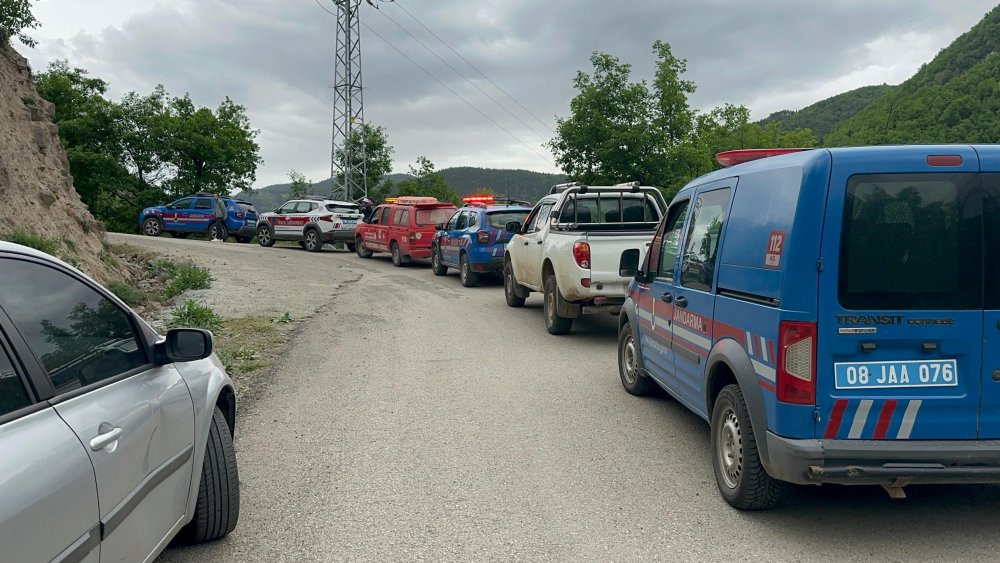 Artvin'de sondaj kamyonu devrildi: Ölü ve yaralılar var