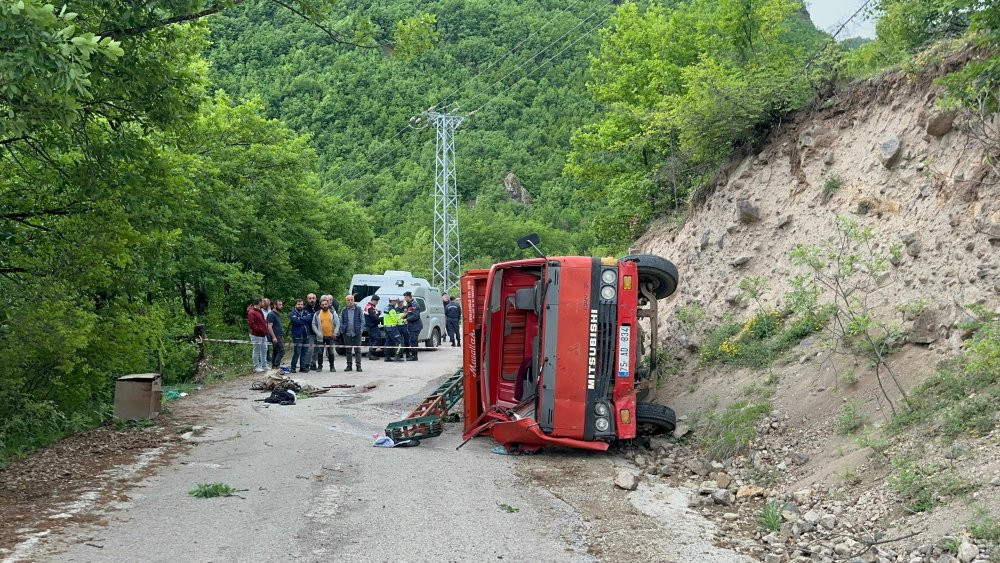 Artvin'de sondaj kamyonu devrildi: Ölü ve yaralılar var