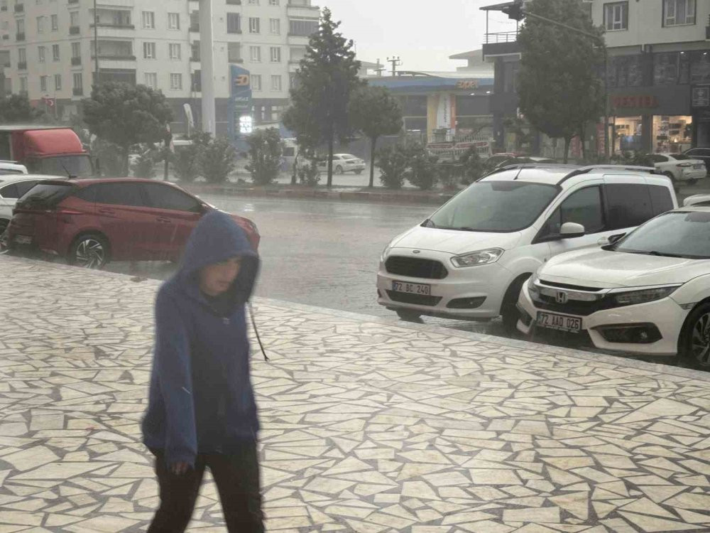 Batman’da dolu kabusu: Balkon kapısını mermi gibi deldi!