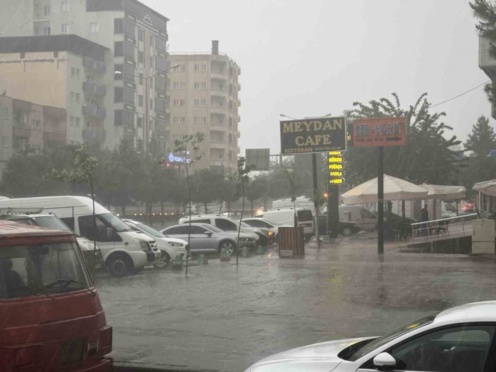 Batman’da dolu kabusu: Balkon kapısını mermi gibi deldi!