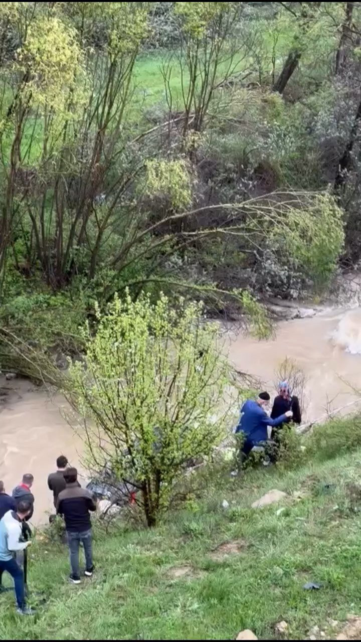 Gümüşhane’de feci kaza! Hafif ticari araç dereye devrildi