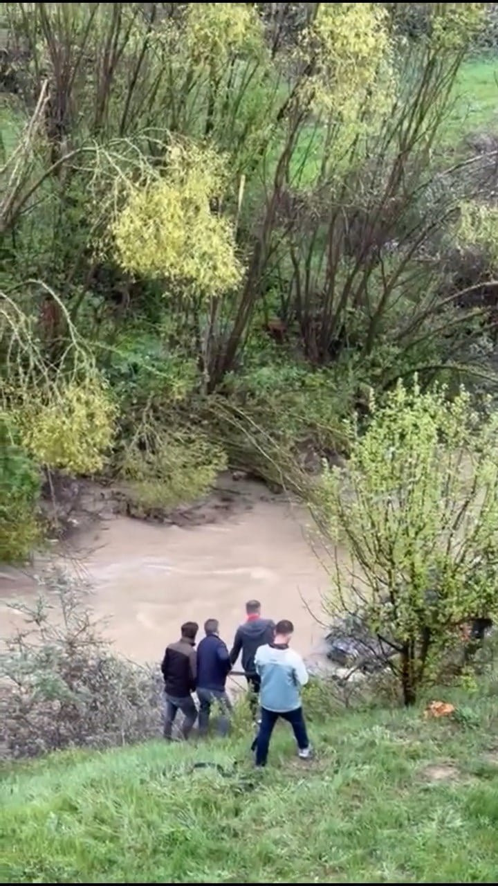 Gümüşhane’de feci kaza! Hafif ticari araç dereye devrildi