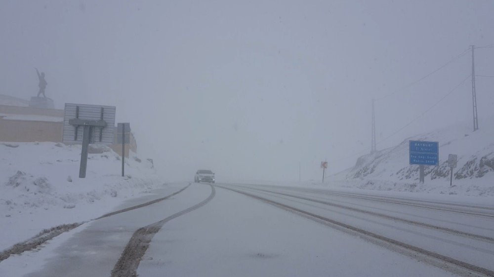 İlkbaharda kar şoku! Lapa lapa kar yağıyor: Sürücüler hazırlıksız yakalandılar