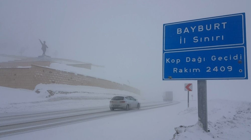 İlkbaharda kar şoku! Lapa lapa kar yağıyor: Sürücüler hazırlıksız yakalandılar