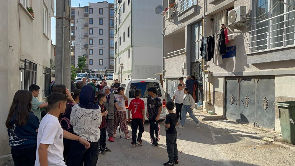 Komşuların çöp kavgası sokağı savaş alanına çevirdi!