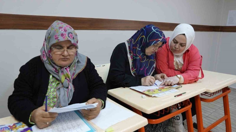 Kursa gitmeye fırsat yok! Bahçesinde okuma yazma öğreniyor