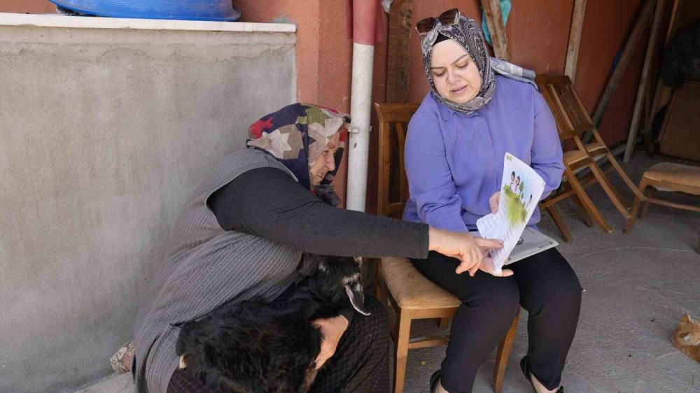 Kursa gitmeye fırsat yok! Bahçesinde okuma yazma öğreniyor