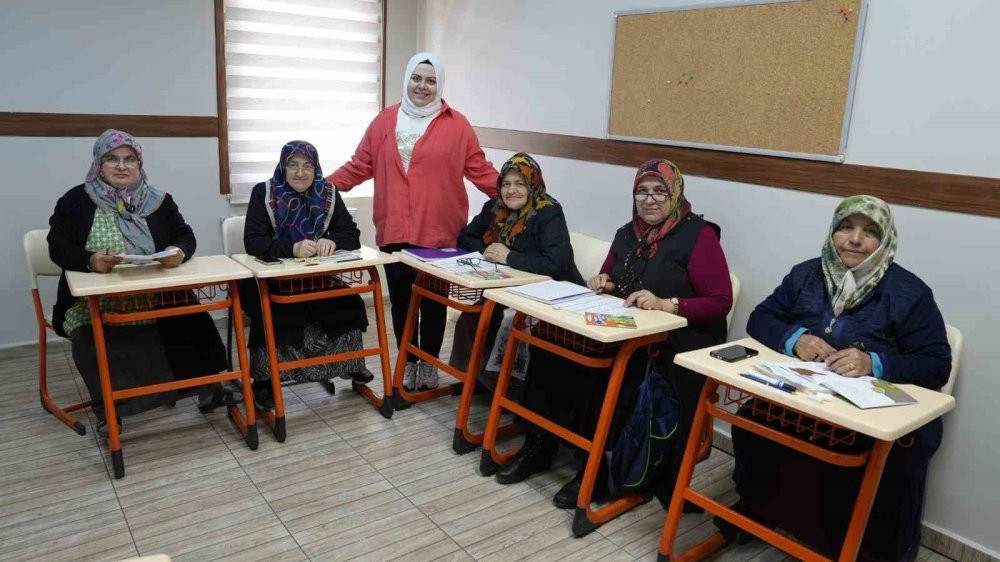 Kursa gitmeye fırsat yok! Bahçesinde okuma yazma öğreniyor