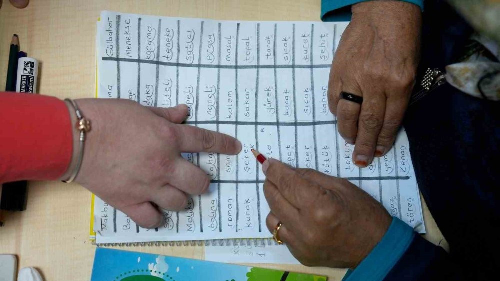 Kursa gitmeye fırsat yok! Bahçesinde okuma yazma öğreniyor