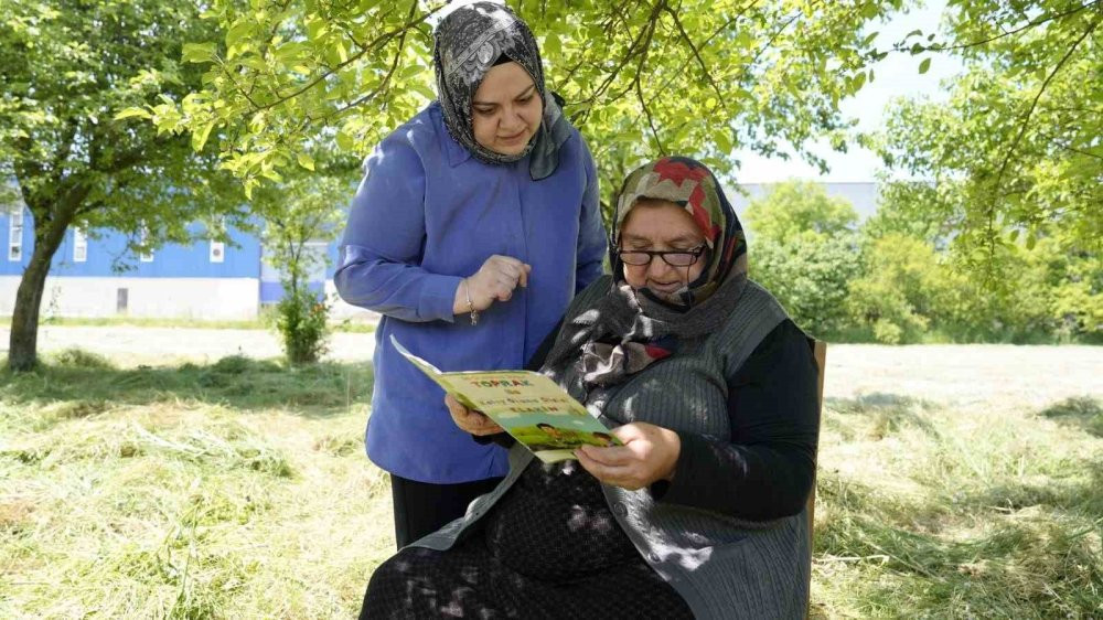 Kursa gitmeye fırsat yok! Bahçesinde okuma yazma öğreniyor