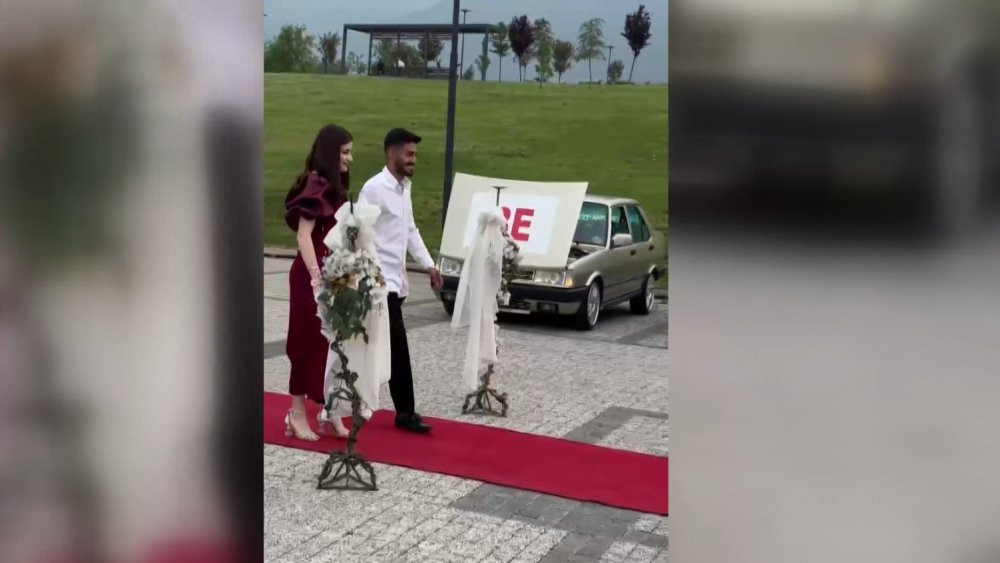 Otomobil tutkunu gençten kız arkadaşına ilginç evlenme teklifi