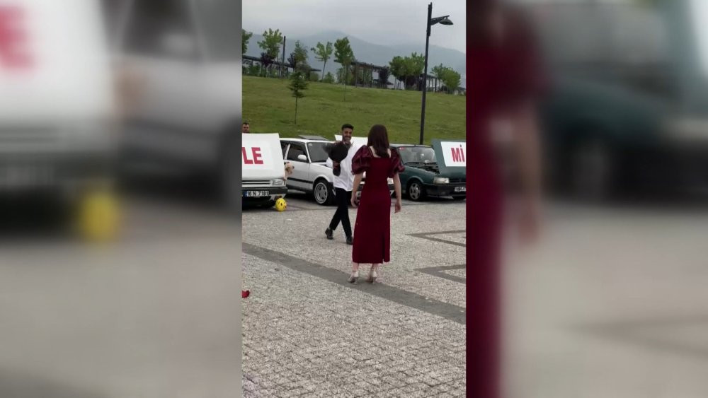 Otomobil tutkunu gençten kız arkadaşına ilginç evlenme teklifi