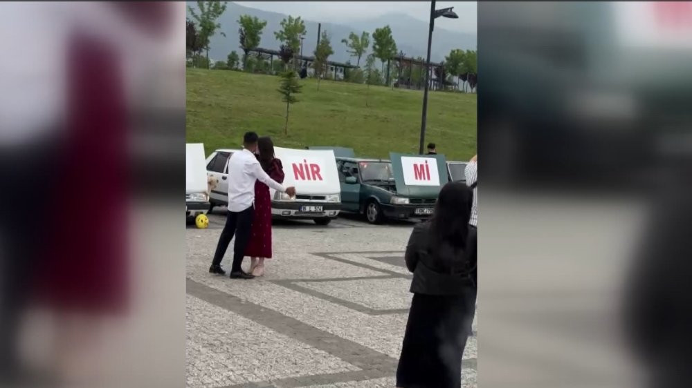 Otomobil tutkunu gençten kız arkadaşına ilginç evlenme teklifi