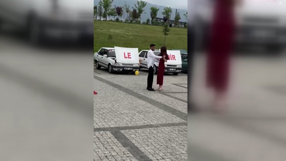 Otomobil tutkunu gençten kız arkadaşına ilginç evlenme teklifi