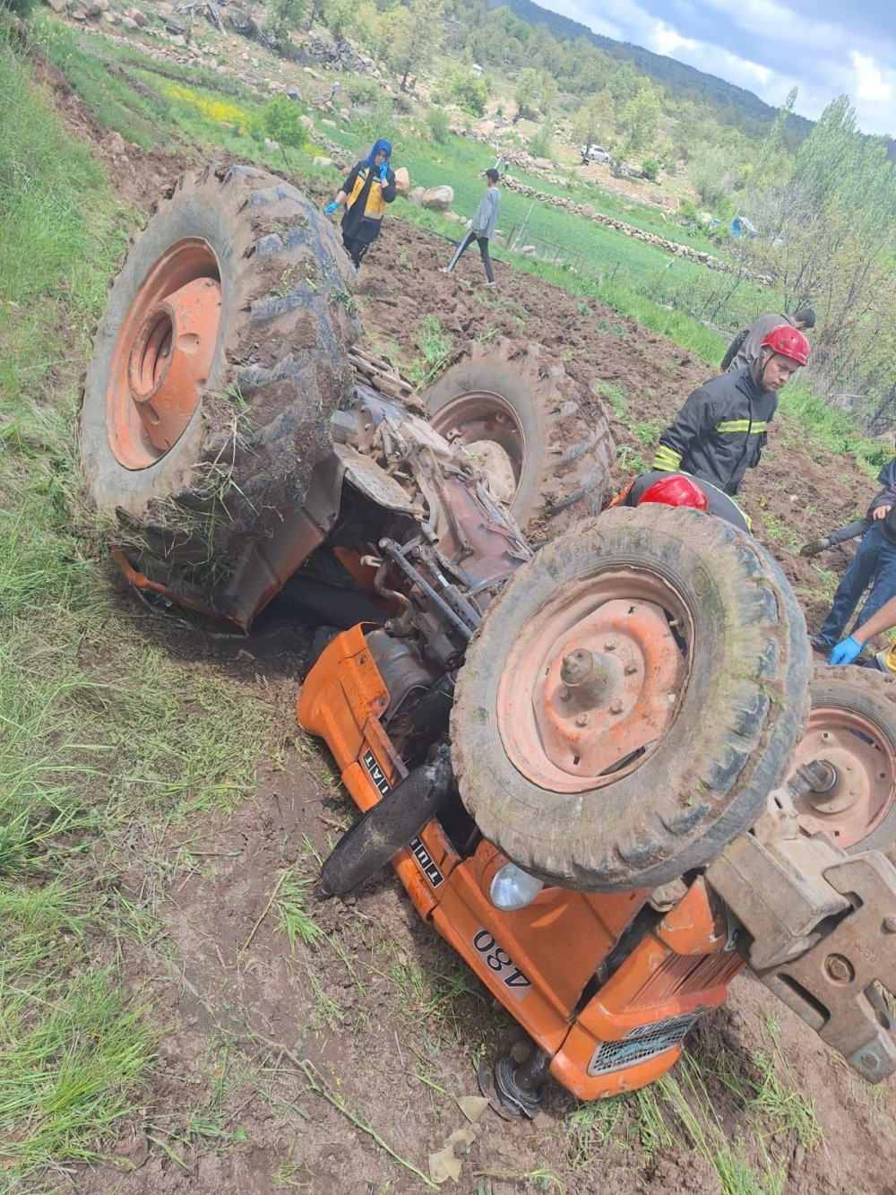 Şarampole devrilen traktörün sürücüsü öldü